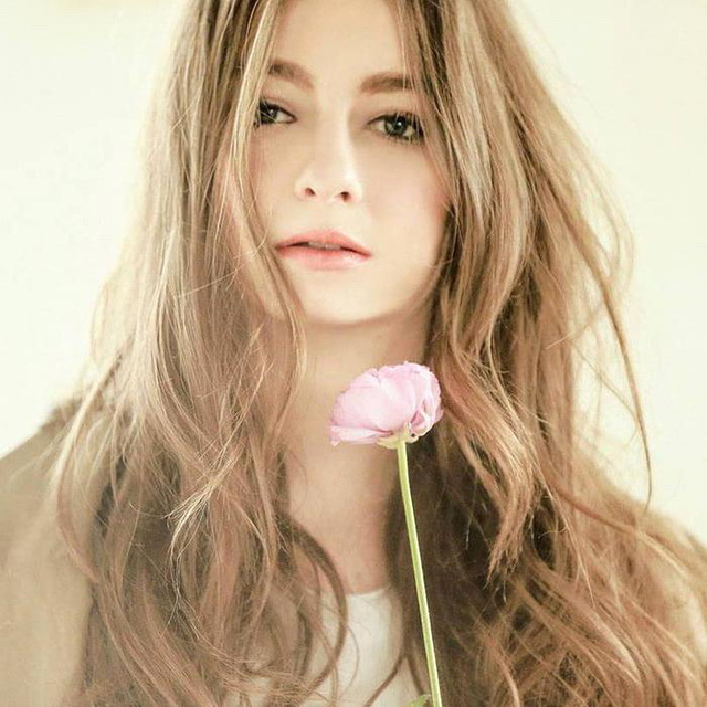 Gặp gỡ nhân vật đóng Mia trong Resident Evil Village, xinh đẹp và nóng bỏng không kém gì game - Ảnh 3. Gặp gỡ nhân vật đóng Mia trong Resident Evil Village, xinh đẹp và nóng bỏng không kém gì game - Ảnh 3.