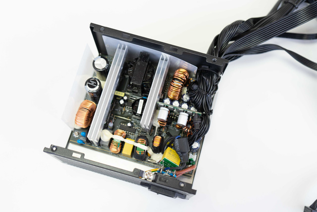 Trên tay bộ nguồn SilverStone xịn sò: Trái tim khỏe mạnh cho mọi dàn PC khủng - Ảnh 8. Trên tay bộ nguồn SilverStone xịn sò: Trái tim khỏe mạnh cho mọi dàn PC khủng - Ảnh 8.