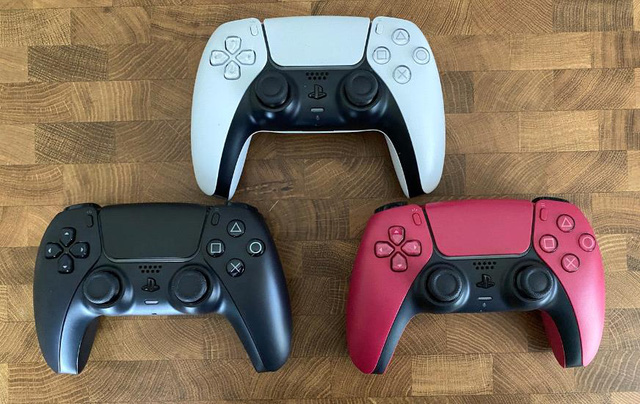 Trên tay 2 phiên bản mới Cosmic Red và Midnight Black của tay cầm DualSense PS5 - Ảnh 1. Trên tay 2 phiên bản mới Cosmic Red và Midnight Black của tay cầm DualSense PS5 - Ảnh 1.
