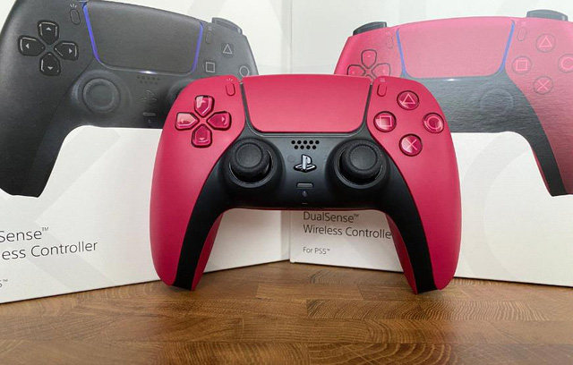 Trên tay 2 phiên bản mới Cosmic Red và Midnight Black của tay cầm DualSense PS5 - Ảnh 2. Trên tay 2 phiên bản mới Cosmic Red và Midnight Black của tay cầm DualSense PS5 - Ảnh 2.